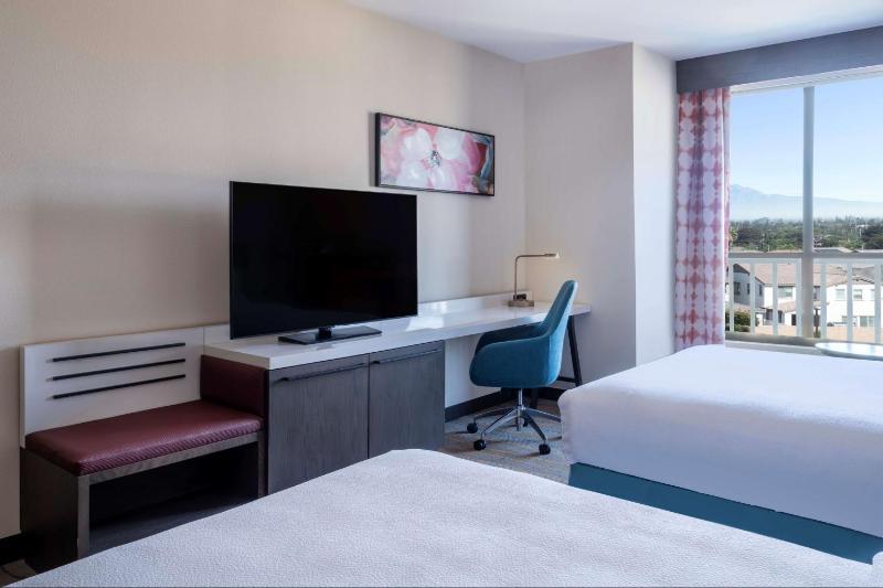 Queen Room with Two Queen Beds image 3