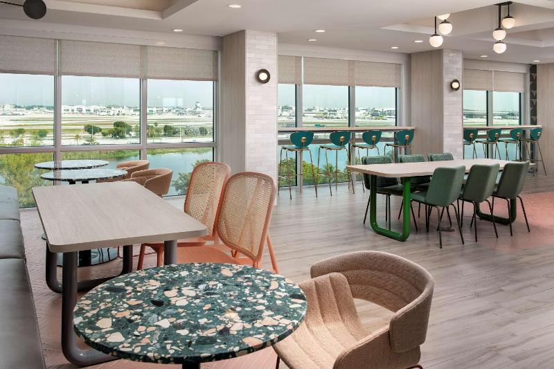 Tru by Hilton Miami Airport South Blue Lagoon - image 12