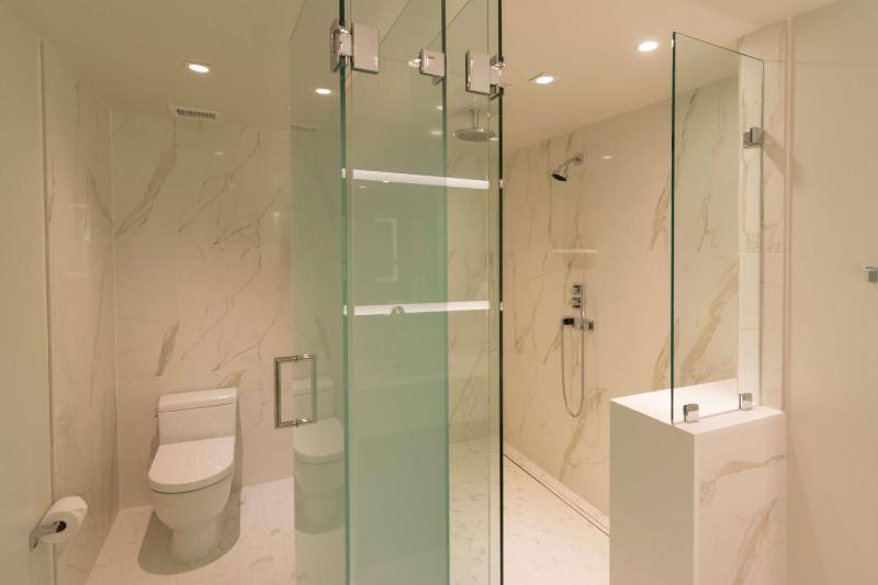 King Penthouse Suite with City View image 2