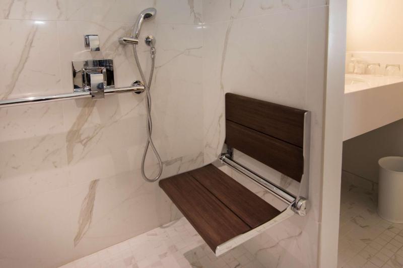 Junior King Suite - Disability Access with Roll-In Shower/Non-Smoking image 3