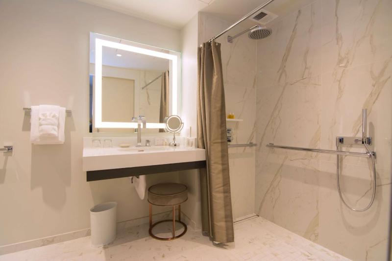 Junior King Suite - Disability Access with Roll-In Shower/Non-Smoking image 2