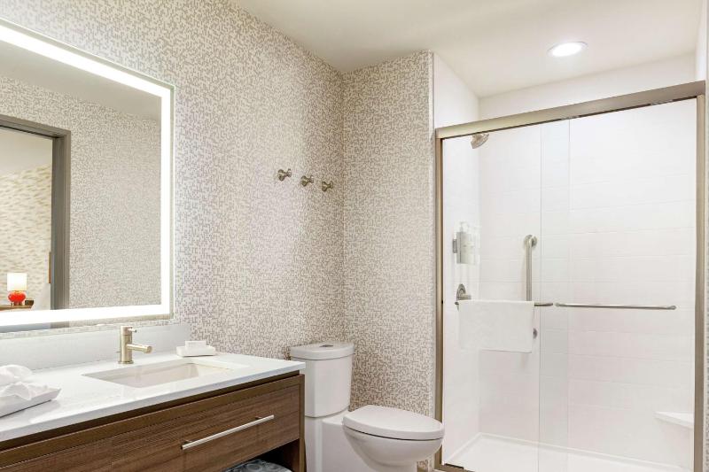 One-Bedroom Suite with One King Bed image 3