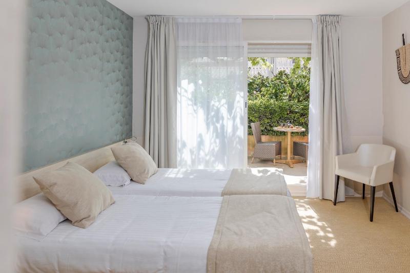 Twin Room with Terrace image 3