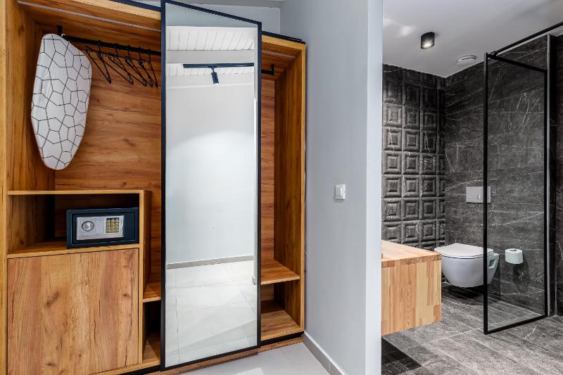 Luxury Room with Private Plunge Pool & Sea View image 4