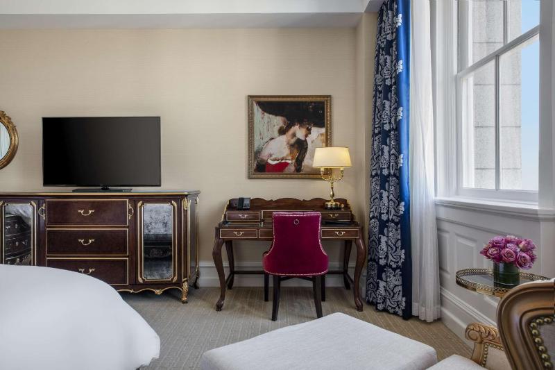 Premium King Room image 3
