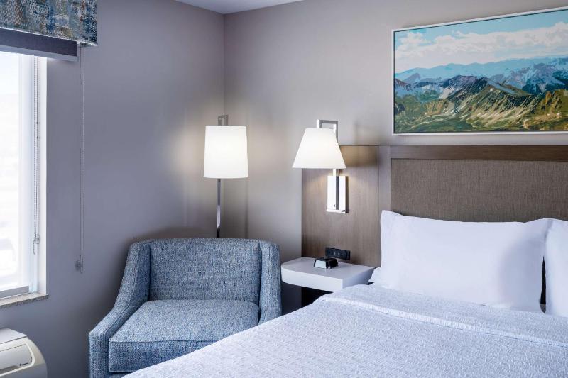 King Room with Microwave and Fridge image 3