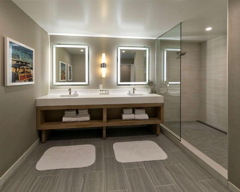Superior King Room with Ocean View image 2