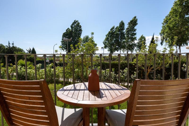 Tropical Retreat Twin image 1