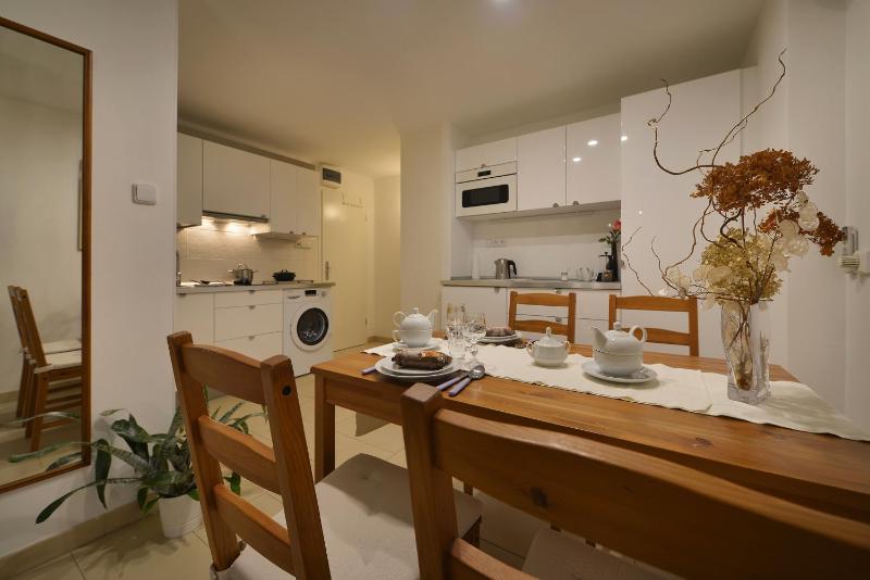 Studio - Split Level with Free Parking image 2