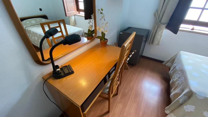 Twin Room image 4