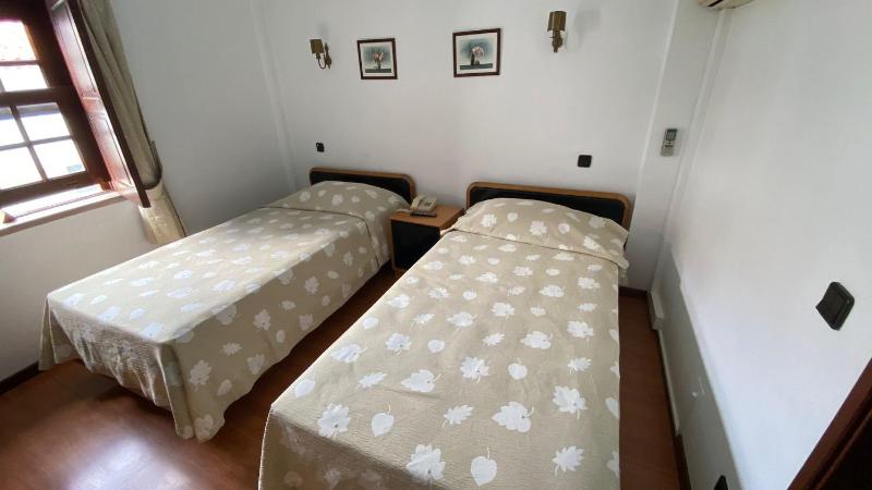 Twin Room image 3