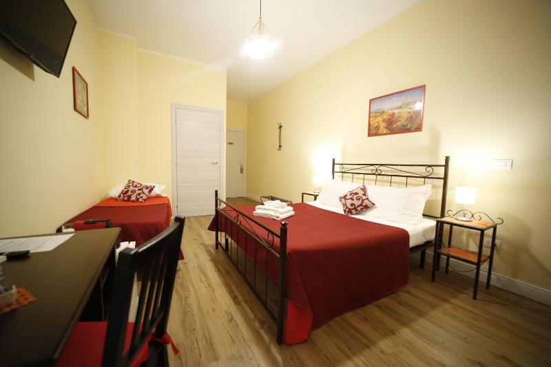 Triple Room with Balcony image 4