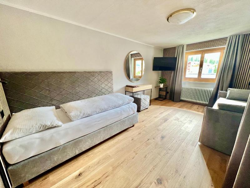 Single Room with Bathroom image 3