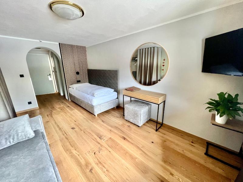 Single Room with Bathroom image 1