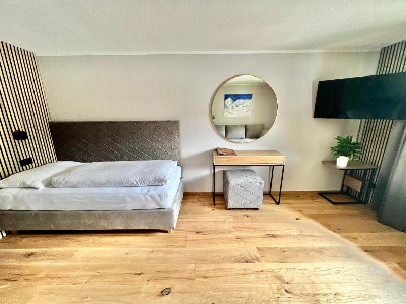 Single Room with Bathroom image 4