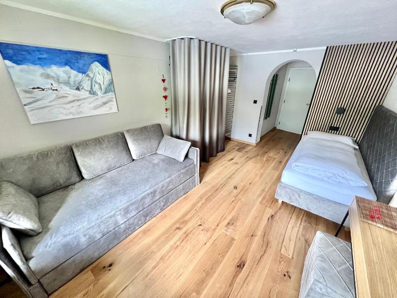 Single Room with Bathroom image 2