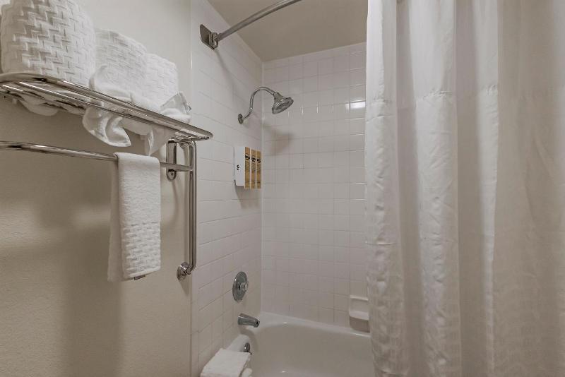Deluxe King Room - Non-Smoking image 3