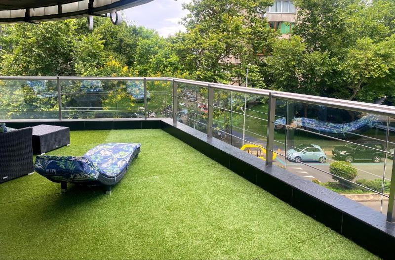 One-Bedroom Apartment with Partial Sea View image 3
