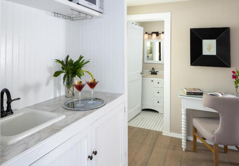 Room 4: Superior King Room with kitchenette image 3