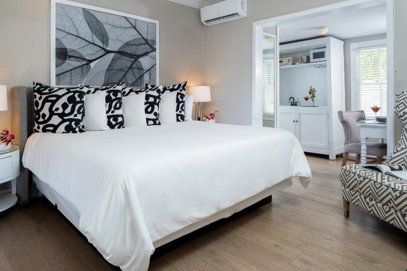 Room 4: Superior King Room with kitchenette image 2