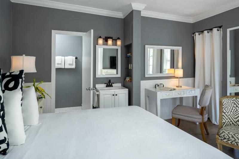 Room 5: Superior King Room image 4