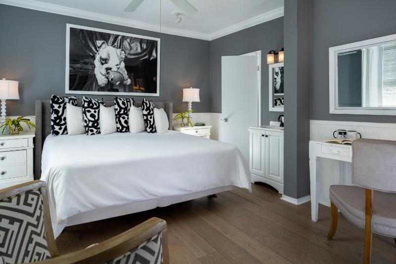 Room 5: Superior King Room image 3
