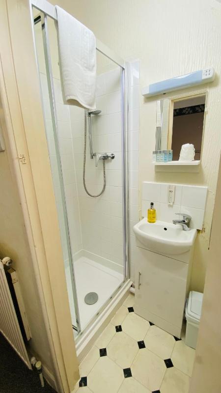 Double Room with Private Bathroom image 2