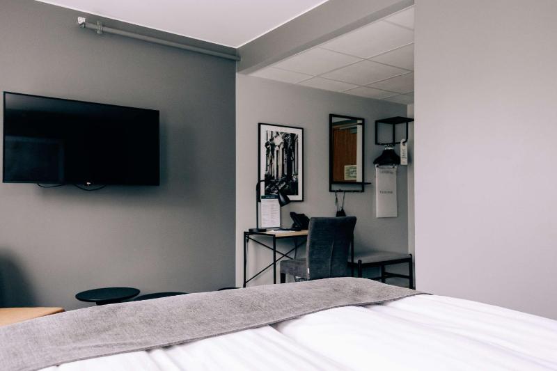 Standard Queen Room - Non-Smoking image 4