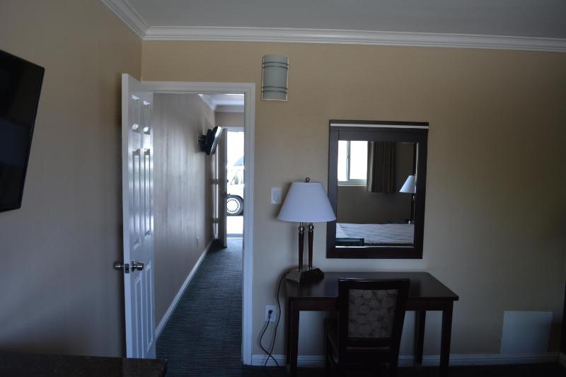 Queen Room - Non-Smoking image 2
