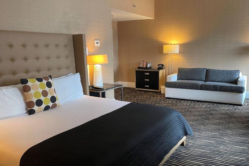 Deluxe King Room image 4