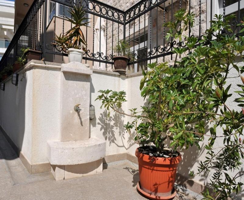 One-Bedroom Apartment with Balcony image 2