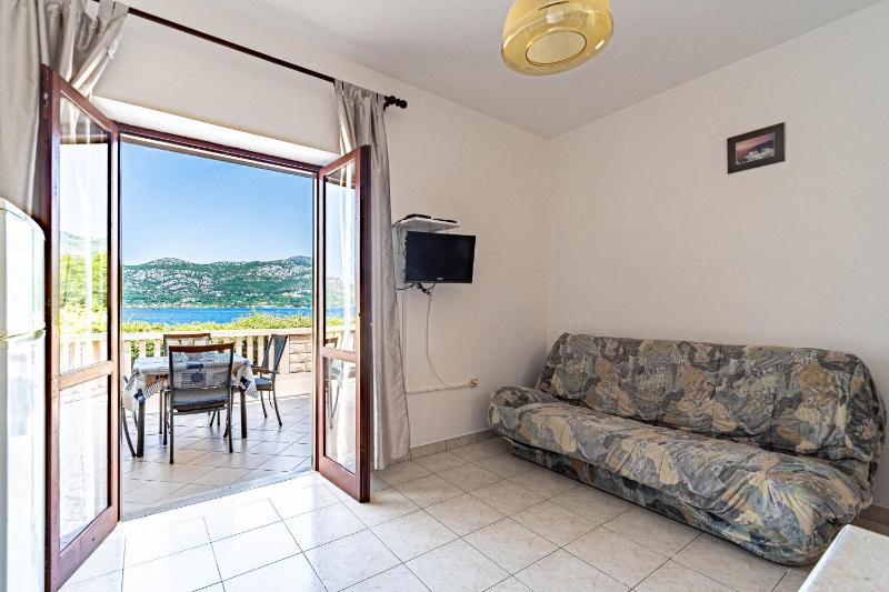 One-Bedroom Apartment with Terrace and Sea View image 1