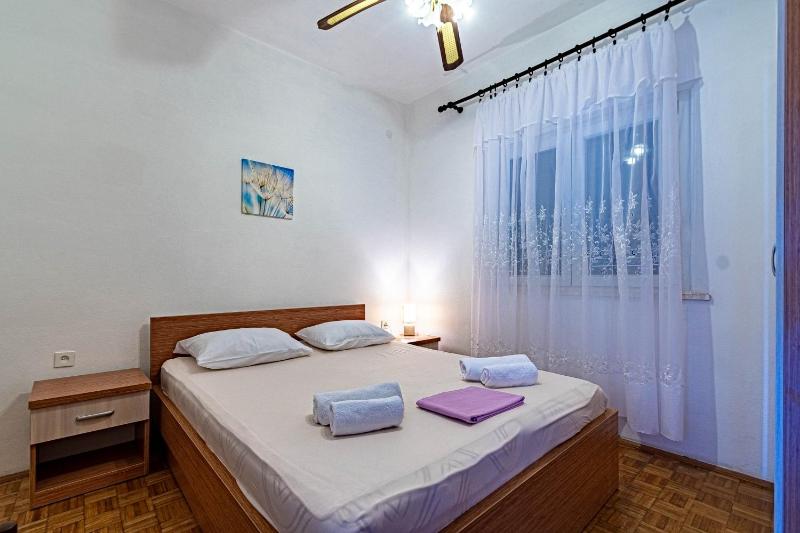 One-Bedroom Apartment with Terrace and Sea View image 1