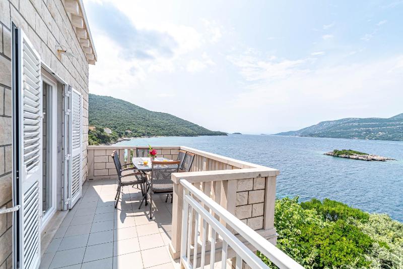 Three-Bedroom Apartment with Terrace and Sea View image 4