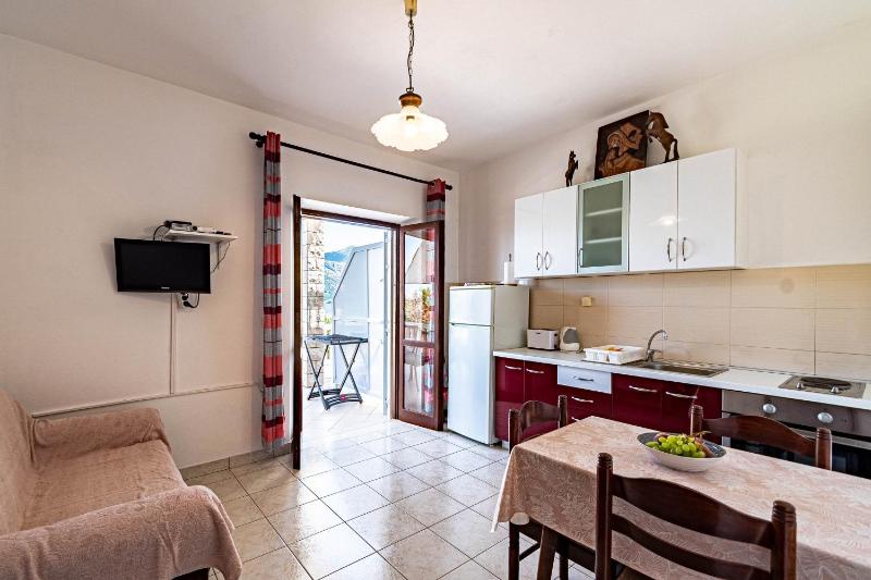 One-Bedroom Apartment with Terrace and Sea View image 3