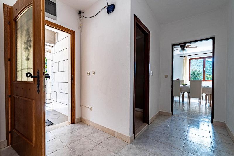 Three-Bedroom Apartment with Terrace and Sea View image 2