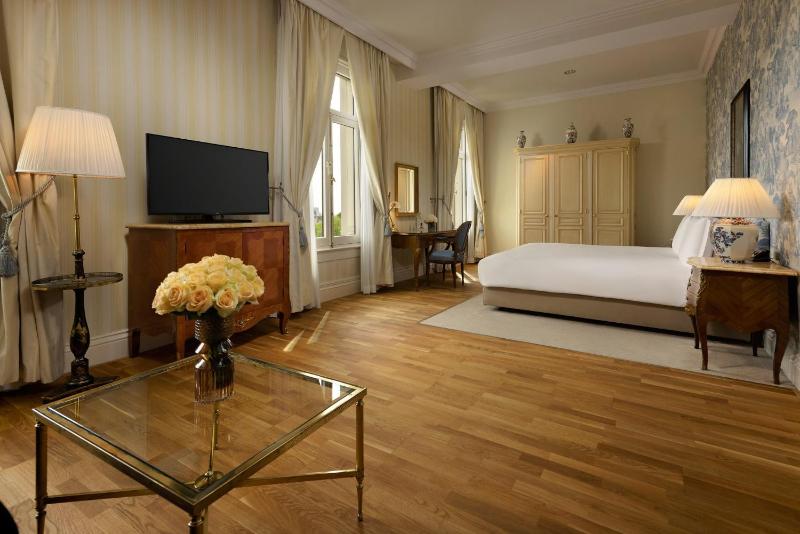 Junior King Suite with River View image 3