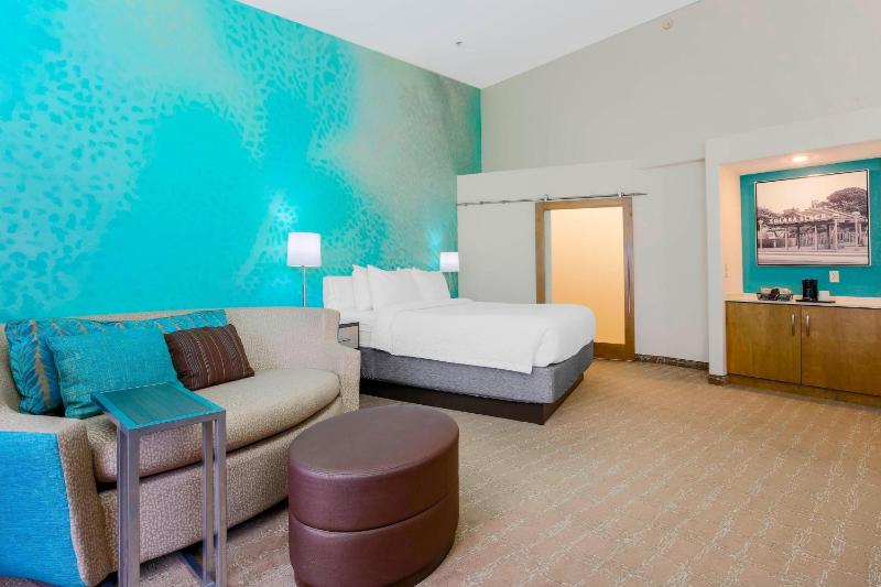 Executive King Room with Sofa Bed image 4