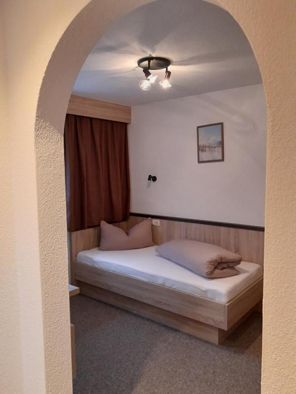 Single Room image 3