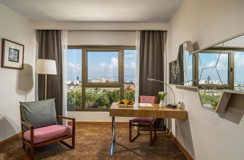 Deluxe Room image 3