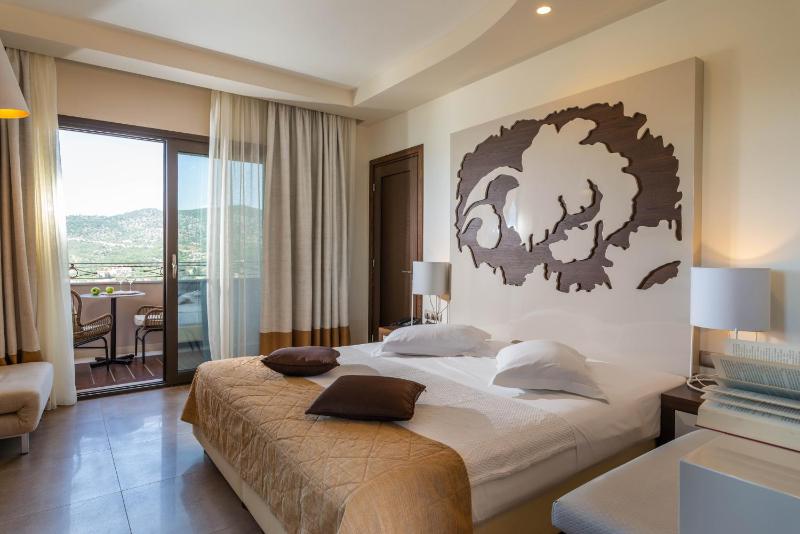 Superior Double Room with Partial Sea View image 3
