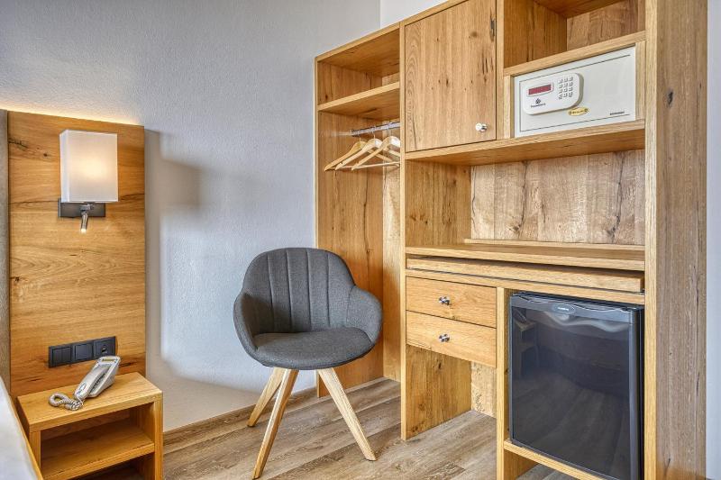 Single Room with Balcony image 4