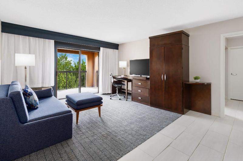 Suite, 1 King, Sofa bed image 4