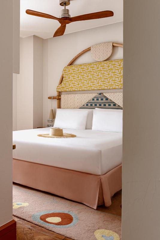 Deluxe King Room image 3
