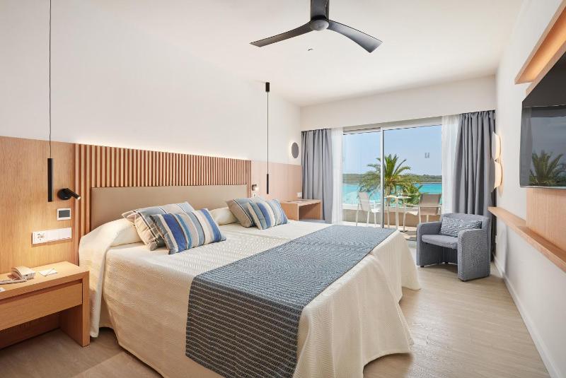 Double or Twin Room with Sea View image 4