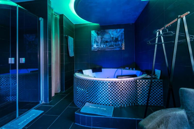 Suite with Hot Tub image 1