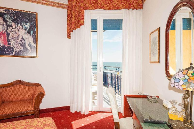 Superior Triple Room image 4