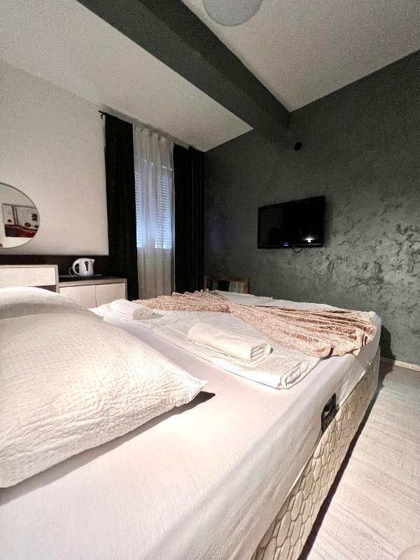 Double Room image 3