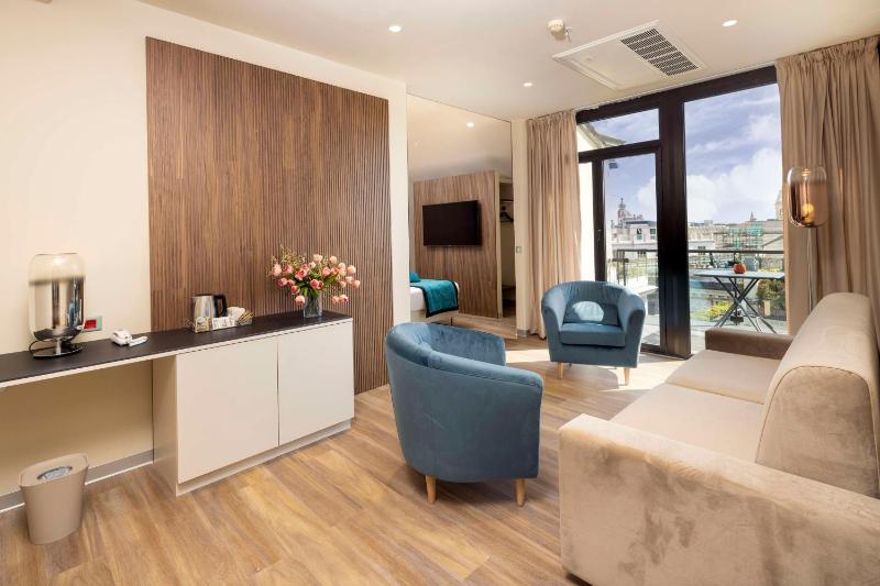 King Junior Suite with City View image 4