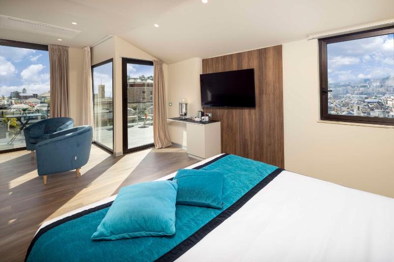 King Junior Suite with City View image 1